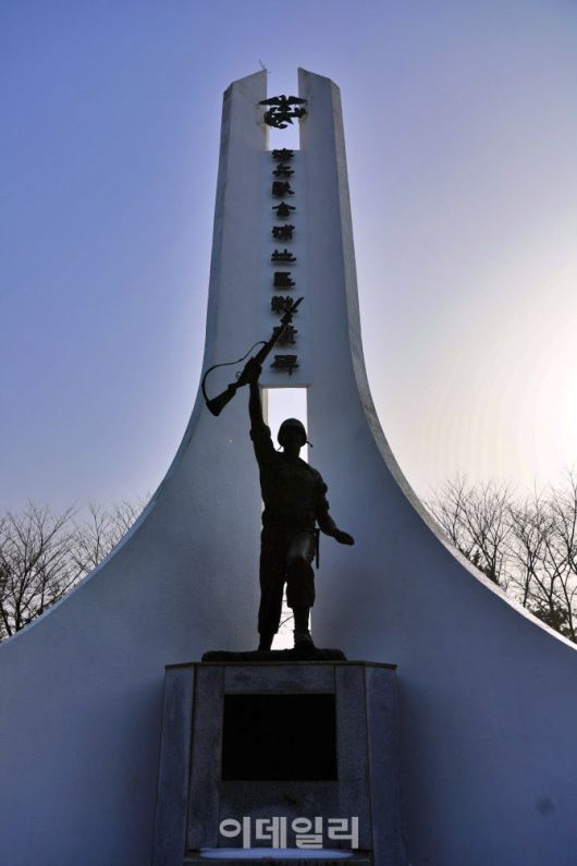 애기봉 전시관에서 전망대 반대편에 자리한 해병전적비