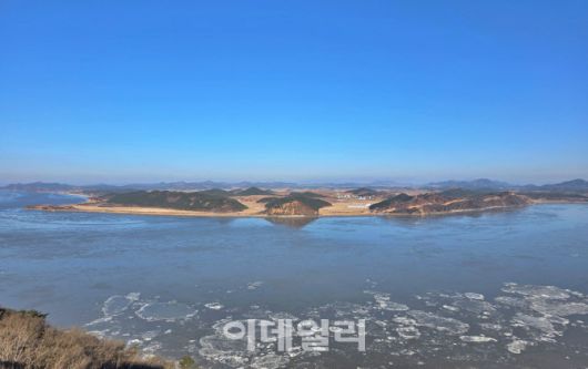 맑은 날 애기봉에서 바라본 북녘의 모습