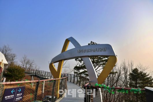 크리스마스 트리를 닮은 덱을 따라 걷다보면 애기봉 조강전망대로 가기전 애기봉 평화의 종과 야외공연장을 둘러볼 수 있다.