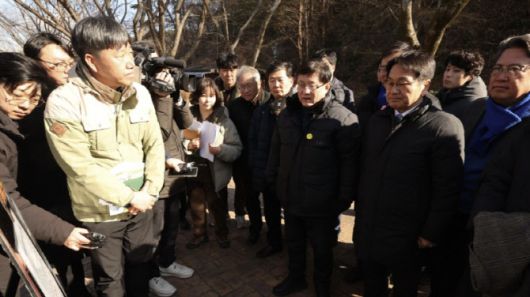 22일 광주 북구 생용동 우치공원 동물원에서 김성환 기후에너지환경부 장관이 강기정 광주시장과 판다 수용 여건에 대해 청취하고 있는 모습. (사진=뉴스1)