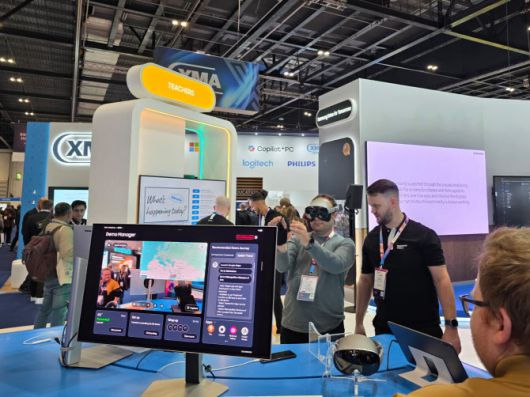 유럽 최대 교육 기술 전시회 ‘Bett 2026’에 마련된 삼성전자 전시 공간을 찾은 관람객들이 혁신적인 학습 환경을 구현하는 AI 솔루션과 제품을 체험하고 있다. (사진=삼성전자)