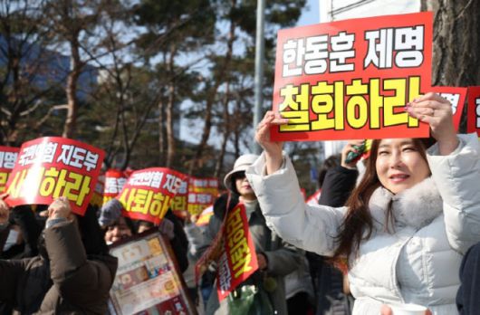 지난 17일 서울 영등포구 국회 인근에서 열린 국민의힘 한동훈 전 대표의 제명 취소 촉구 집회에서 참가자들이 손팻말을 들고 있다.(사진=연합뉴스)