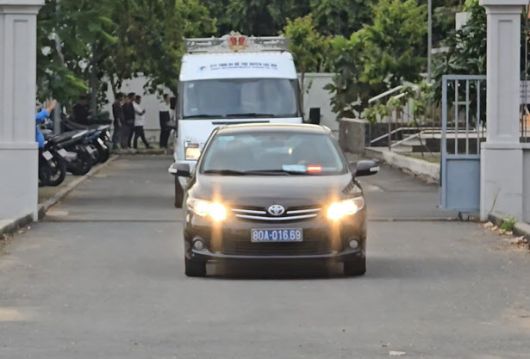 26일(현지시간) 오후 베트남 호찌민시 법의학센터에서 이해찬 민주평화통일자문회의 수석부의장의 시신을 실은 장례차(흰색) 등 차량 행렬이 경찰 오토바이들의 호위 속에 떤선녓 국제공항으로 향하고 있다. 사진=연합