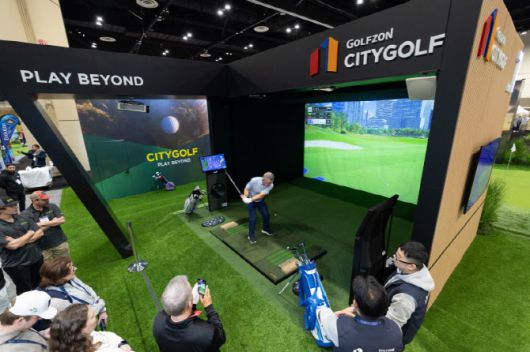 PGA 쇼에서 관람객이 시티골프를 체험하고 있다.(사진=골프존그룹 제공)
