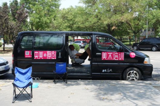 2019년 7월 21일 중국 베이징에서 한 남성이 차 안에서 상의를 끌어올려 배를 드러낸 채 잠을 자고 있다. 이날은 베이징의 한낮 기온이 섭씨 40도에 육박했다. /베이징=김남희 특파원