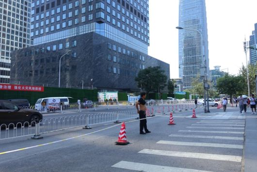 2019년 7월 23일 중국 베이징 차오양구에 있는 중국 국영 CCTV(중국중앙TV) 본사 근처에서 한 남성이 티셔츠를 걷어올리고 배를 드러낸 채 서 있다. 시내 중심지나 관광지에서도 이렇게 상의를 올리고 배를 드러낸 ‘베이징 비키니’ 차림의 남성들을 자주 볼 수 있다. /베이징=김남희 특파원