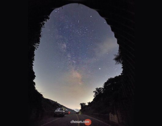 수도권 은하수 명당으로 꼽히는 경기도 양평 벗고개. 터널을 액자 삼아 은하수를 카메라에 담을 수 있다.