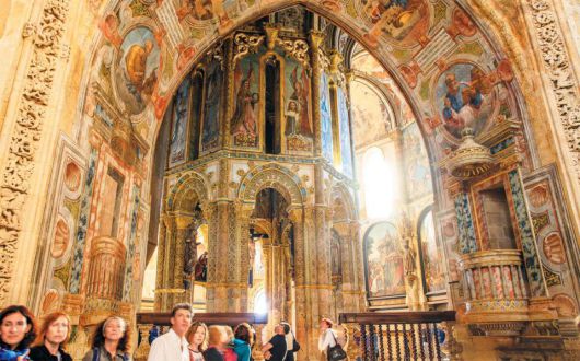 포르투갈 토마르 그리스도수도원의 예배당. 12세기 템플기사단이 기도실로 건설했다가 15세기 엔히크 왕자에 의해 예배당으로 증축됐다. 예루살렘에 있는 성분묘교회처럼 팔각 평면 위에 건립됐다. 기독교 권력이 극성기였던 시대에 종교 건축물이 어디까지 화려할 수 있나를 알 수 있는 곳이다. 넋이 나간 듯한 관광객들 표정이 인상적이다.