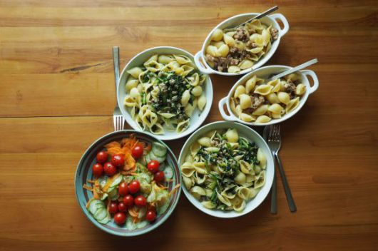 열무 파스타와 아직 채소를 먹지 않는 아들들을 위해 열무는 빼고 다진 고기만으로 만든 파스타, 아내가 만든 샐러드로 점심 한 끼 맛있게 먹었다. 이 날은 오레키에테가 없어서 콘킬리에(conchiglie) 파스타로 만들었다. 콘킬리에는 '조개'라는 뜻이다.