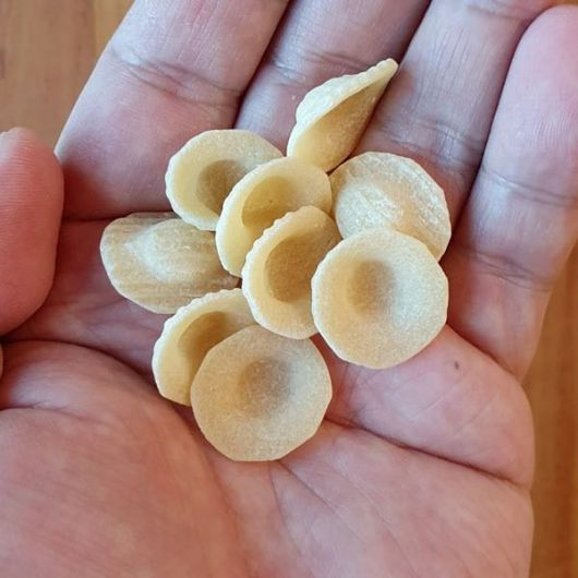 '오레키에테(orecchiette)'는 '작은 귀'라는 뜻이다. 고양이 귀처럼 생기긴 했다. 양념이 오목한 부분에 쏙 박혀서 맛있다.