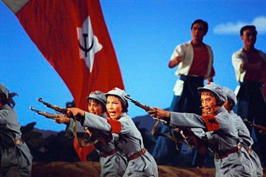 <문혁 당시 베이징의 전통의 베이징 역사극은 폐기되고 혁명성을 고취하는 혁명적 현대극으로 바뀐다. 경극의 혁명화 및 현대화는 마오쩌둥의 부인 장칭이 주도했다. 1964년 상연된 “홍색낭자군”은 중국식 발레로 8대 양판희(樣板戱, 모범적인 연극)로 꼽힌다.>