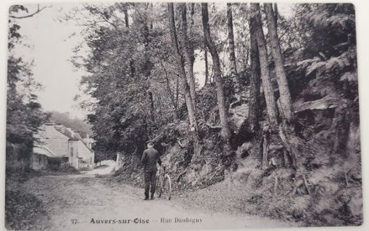 1905년 무렵 '나무뿌리들'의 배경이 된 오베르쉬르우아즈의 도비늬거리 37번지의 사진을 담은 우편 엽서/반 고흐의 집