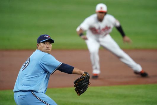메이저리그 토론토 블루제이스 투수 류현진이 18일 볼티모어 오리올스와 원정 경기 1회말 공을 던지는 모습. 2사 2루 상황에 땅볼을 유도하며 무실점으로 이닝을 마쳤다. /USA투데이 연합뉴스