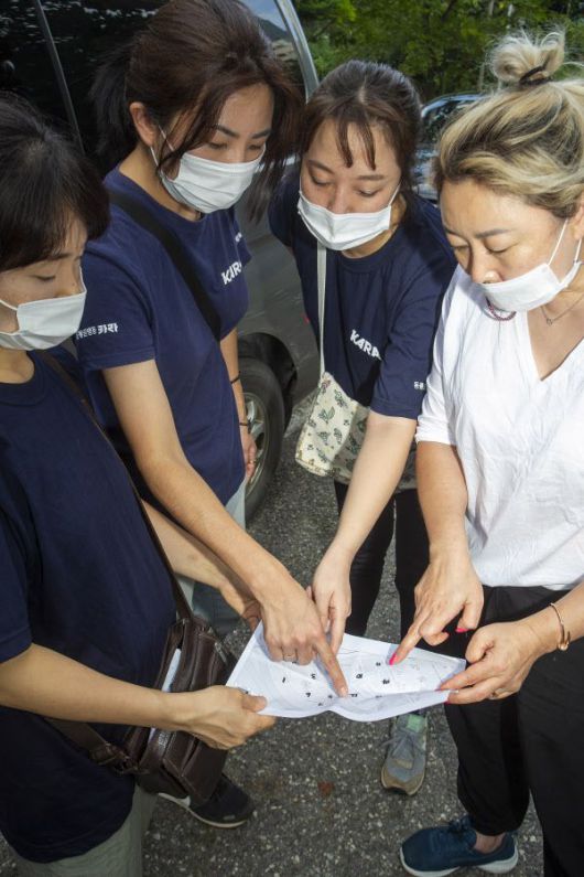 카라 활동가들과 지역 캣맘이 아파트 도면을 보면서 고양이 포획틀을 놓을 위치를 고심하고 있다.