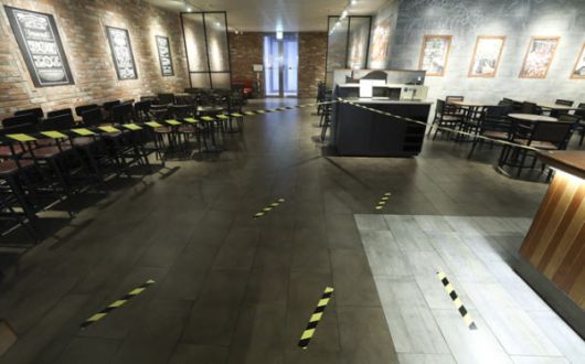 수도권 지역 프랜차이즈형 커피전문점에 포장 및 배달만 허용된 30일 서울 중구 스타벅스 한국프레스센터점에 통제된 좌석 앞으로 대기 선이 보이고 있다. /뉴시스