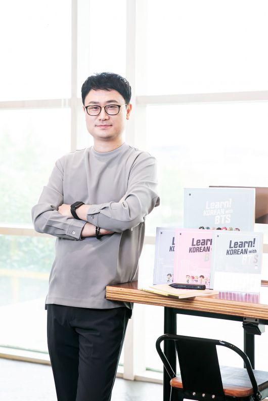 최영남 빅히트에듀 대표와 한국어 교재 "Learn! KOREAN with BTS"