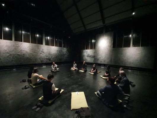 지난 13일 오전 김아타 작가의 미술관 '아르테논'의 작은 개관식에 모인 인사들. 이날 개관식은 코로나 사태 때문에 약식으로 진행됐다. 성파스님 등 김아타의 작품 세계를 좋아하는 각계 인사들이 편안하게 느낀 점을 이야기하고 있다. 바닥은 성파스님이 옻칠을 해주었다. /김한수 기자