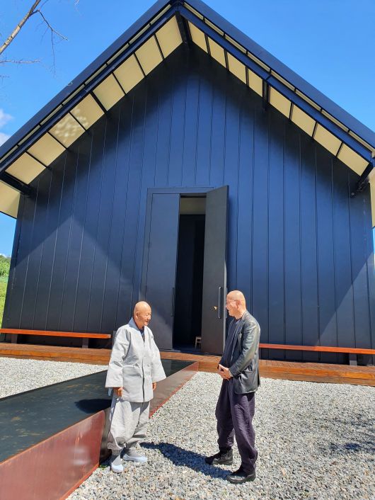 통도사 방장 성파스님(왼쪽)과 미술가 김아타가 미술관 건물 앞에서 대화를 나누고 있다. /김한수 기자