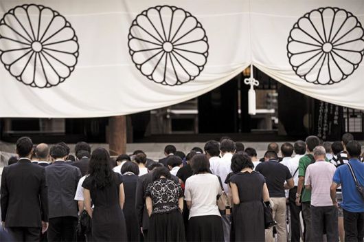종전기념일을 맞아 야스쿠니 신사에서 참배 중인 일본인들. /게티이미지코리아
