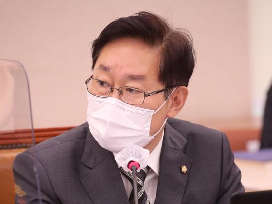 박범계 더불어민주당 의원이 22일 대검찰청에 대한 국정감사에서 질의하고 있다./국회사진기자단