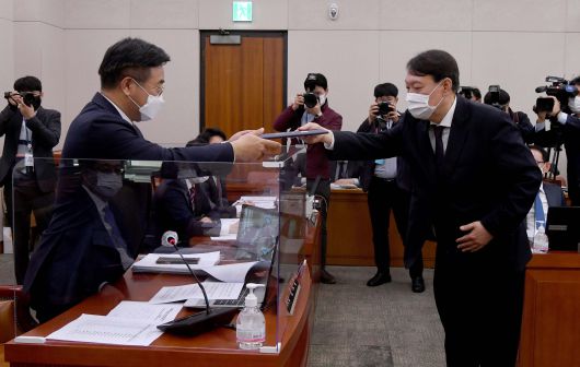 윤석열 검찰총장이 지난 22일 서울 여의도 국회에서 열린 법제사법위원회의 대검찰청에 대한 국정감사에서 윤호중 위원장에게 선서문을 제출하고 있다./국회사진기자단