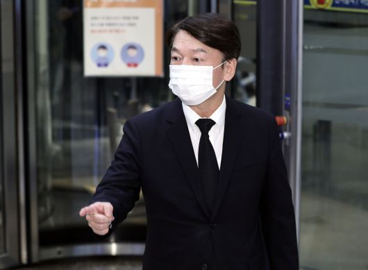 안철수 국민의당 대표가 26일 저녁 서울 강남구 서울삼성병원 장례식장에 차려진 고 이건희 삼성그룹 회장 빈소로 들어서고 있다. /사진공동취재단