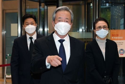 26일 서울 강남구 삼성서울병원에 마련된 故 이건희 삼성 회장 빈소에서 정몽준 아산재단 이사장이 조문을 위해 들어서고 있다./사진공동취재단