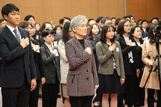 강경화 외교부 장관이 2019년 4월 서울 도렴동 외교부 청사에서 열린 신입 직원 환영식에서 신입직원들과 국민의례를 하고 있다./연합뉴스