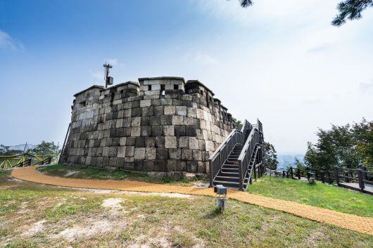 곡장 전망대와 새로 설치된 목재 계단. /청와대