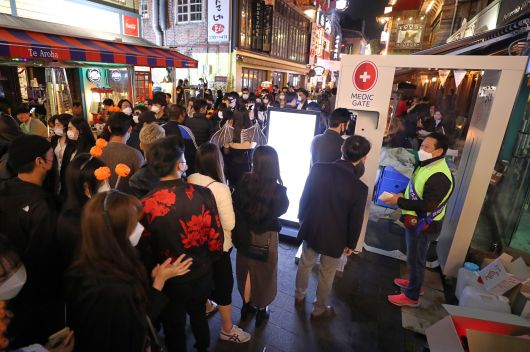 이태원 상인회가 설치한 방역게이트./오종찬 기자