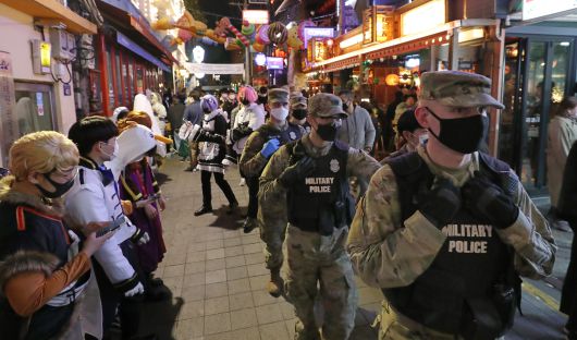31일 밤 주한미군 헌병대가 서울 이태원 거리를 순찰하고 있다./오종찬 기자