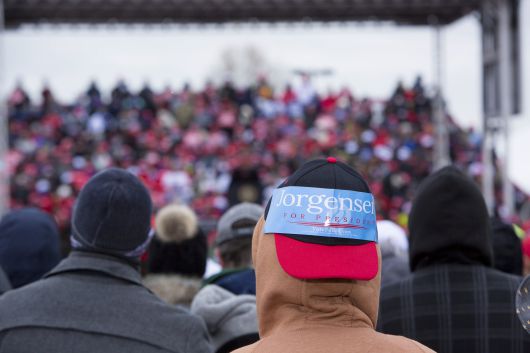 1일(현지 시각) 미 미시간주 워싱턴의 미시간 스타즈 스포츠 센터에서 열린 도널드 트럼프 대통령 유세에 참석한 군중이 제3후보인 조 조겐슨의 이름이 적힌 모자를 쓰고 있다.  /EPA 연합뉴스