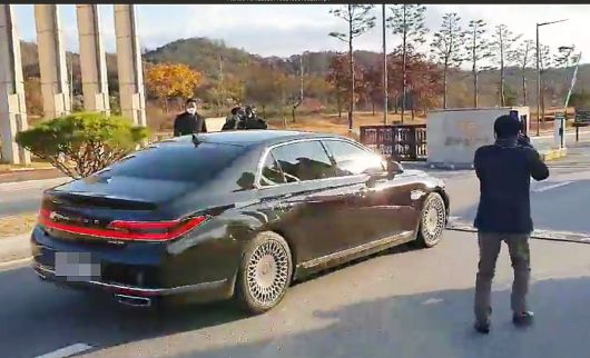 3일 오후 윤석열 총장이 탑승한 제네시스 차량이 법무연수원 정문을 통과하거 있다. /신정훈 기자