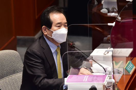 정세균 국무총리가 4일 서울 여의도 국회 본관 예결위 회의장에서 열린 2021년도 정부 예산안 관련 전체회의에서 질의에 답변하고 있다./이덕훈 기자