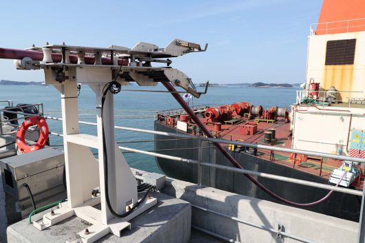 부두에 정박한 선박에 전력을 공급하는 육상전력공급장치(AMP). /충남도