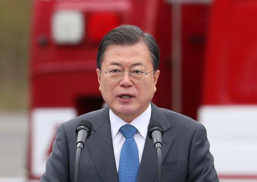 문재인 대통령이 지난 6일 충남 공주시 중앙소방학교에서 열린 '살려서 돌아오라, 살아서 돌아오라'를 주제로 한 '제58주년 소방의 날' 기념식에 참석해 기념사를 하고 있다. /뉴시스