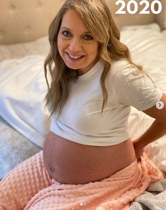 임신이 안 되는 딸 대신 대리모를 자처한 줄리 러빙(51)이 임신한 모습. /인스타그램