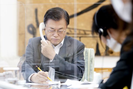 문재인 대통령이 12일 청와대 관저 접견실에서 조 바이든 미국 대통령 당선인과 첫 전화 통화를 하고 있다. /청와대