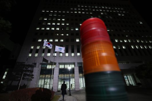 24일 오후 서울 서초구 대검찰청이 밤 시간까지 불을 밝히고 있다.      추미애 법무부 장관은 이날 서울고등검찰청 기자실에서 윤석열 검찰총장 감찰 결과와 관련해 긴급 브리핑을 열어 윤 총장에 대한 징계청구·직무배제 방침을 밝혔다. /연합뉴스