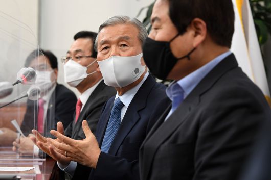 국민의힘 김종인 비상대책위원장과 주호영 원내대표가 25일 오후 서울 여의도 국회에서 긴급기자회견을 열고 추미애 법무부 장관의 윤석열 검찰총장에 대한 직무정지와 관련한 입장을 밝히는 기자회견을 하고 있다. /국회사진기자단