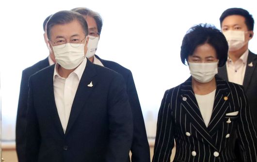 문재인 대통령이 9월 21일 청와대 영빈관에서 열린 제2차 국정원·검찰·경찰 개혁 전략회의 회의장에 추미애 법무부 장관과 나란히 입장하고 있다. /뉴시스