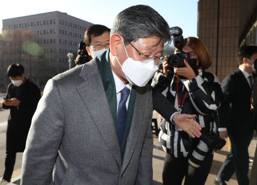 이용구 신임 법무부 차관이 3일 오전 과천 법무부 청사로 출근하고 있다. /이태경 기자