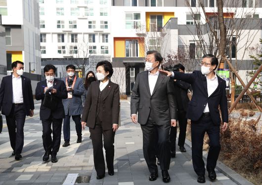 문재인 대통령이 11일 오전 경기 화성시 동탄 행복주택에서 김현미 국토교통부 장관, 변창흠 국토부 장관 후보자와 함께 단지내를 걷고 있다./연합뉴스