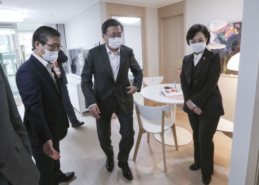 문재인 대통령이 11일 오전 경기 화성시 동탄 행복주택에서 김현미 국토교통부 장관, 변창흠 국토부 장관 후보자와 함께 내부를 둘러보고 있다./연합뉴스