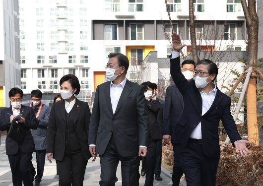 문재인 대통령이 11일 오전 경기 화성시 동탄 행복주택에서 김현미 국토교통부 장관, 변창흠 국토부 장관 후보자와 함께 단지를 걷고 있다./연합뉴스