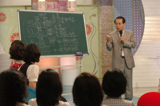 2007년 KBS '여성공감'에 출연해 '무지개 원리'를 강연하는 차동엽 신부. 차 신부는 엄숙함을 벗어던지고 방송 출연도 마다하지 않았다. /미래사목연구소