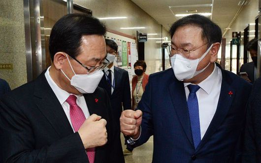 여야 원내대표 주먹인사 - 더불어민주당 김태년(오른쪽) 원내대표와 국민의힘 주호영 원내대표가 5일 국회에서 민생·방역 관련 현안질의와 중대재해기업처벌법 처리 등을 위한 본회의 개최를 합의한 뒤 주먹을 맞부딪히는 인사를 하고 있다. /국회사진기자단
