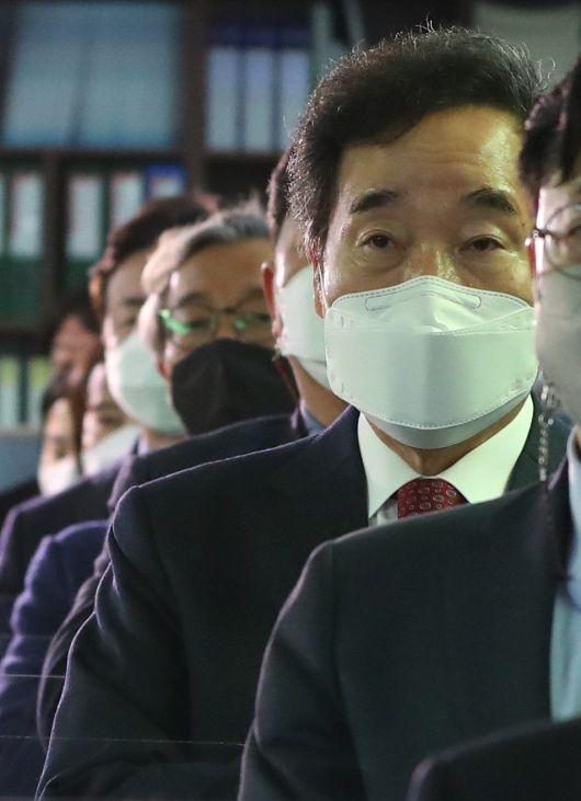 21일 오후 더불어민주당 이낙연 대표가 부산 연제구 더불어민주당 부산시당에서 열린 전국 순회 정책엑스포 in 부산에서 당 관계자들과 국기에 대한 경례를 하고 있다/김동환 기자