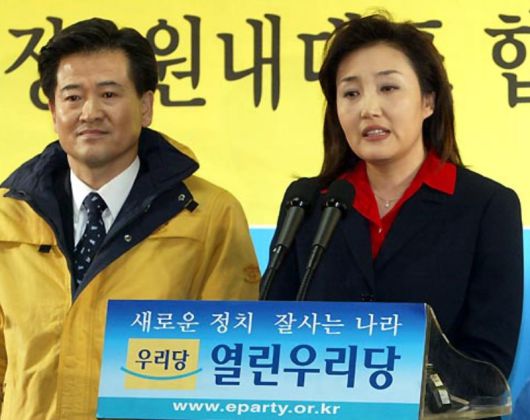 2004년 1월 열린우리당에 입당한 박영선(오른쪽) 전 MBC 앵커와 정동영 열린우리당 의장의 모습. /연합뉴스