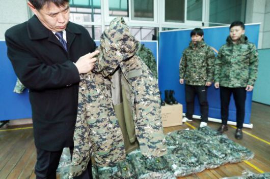 인천지방경찰청 국제범죄수사대는 2016년 3월 군복 및 군용장구의 단속에 관한 법률 위반 혐의로 군수품 무역업체 대표 A씨에 대해 구속영장을 신청하고 군수품 제조·판매업체 대표 B씨를 불구속 입건했다고 밝혔다./연합뉴스